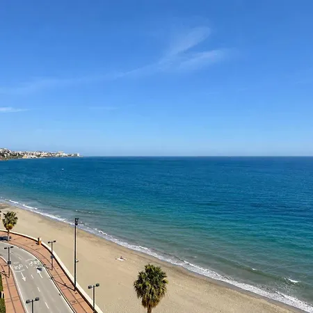 Beachfront 2 Bed Balcony & Sea Views Apartamento