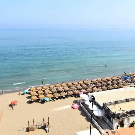 Beachfront 2 Bed Balcony & Sea Views Apartamento *