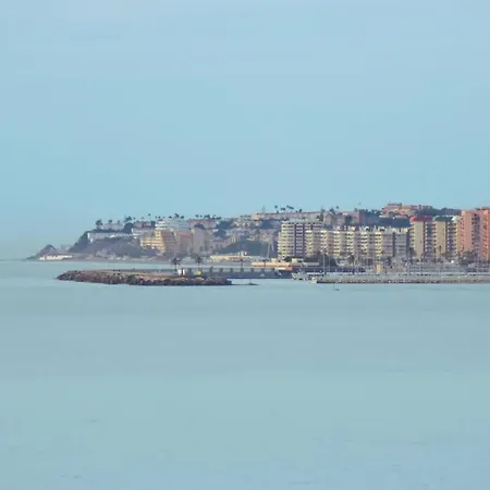 Beachfront 2 Bed Balcony & Sea Views Apartamento *